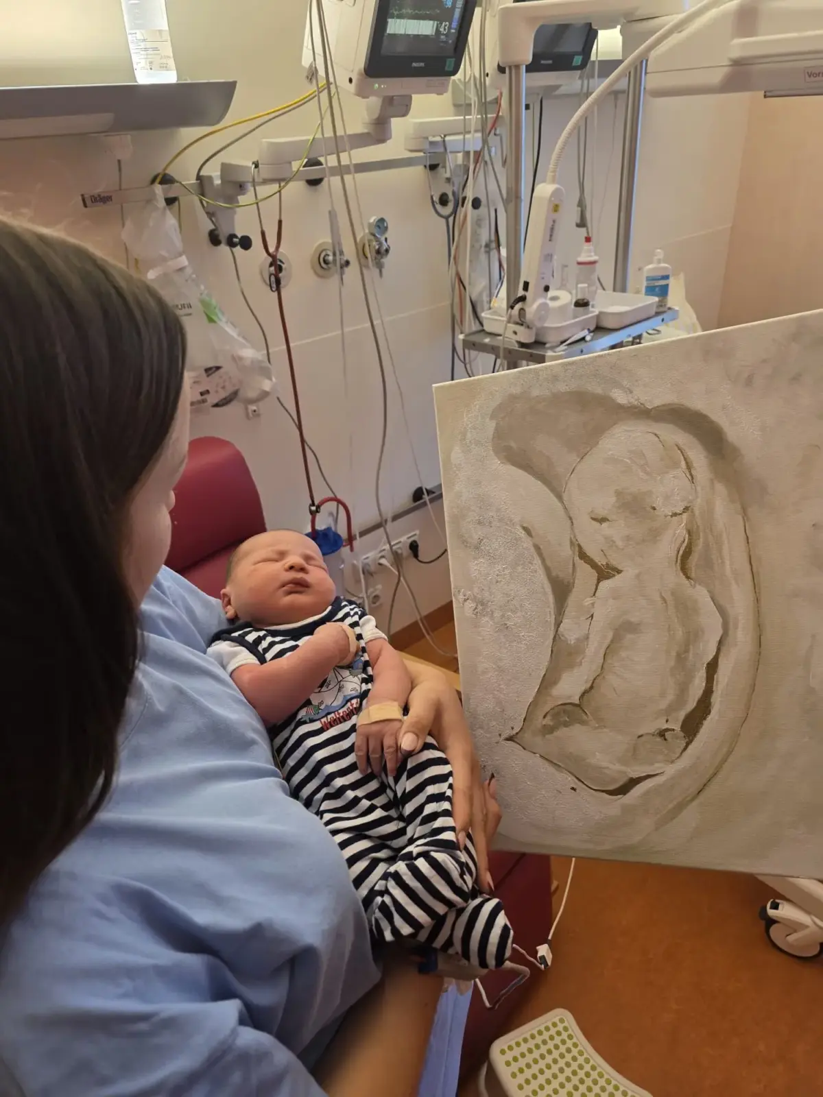 Mama-mit-Ultraschallbild-auf-leinwand-In-der-Hand